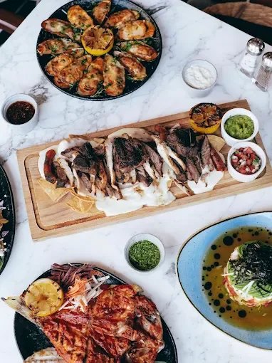Todo al fuego: leña, brasa y la pesca del día en Oceanvs